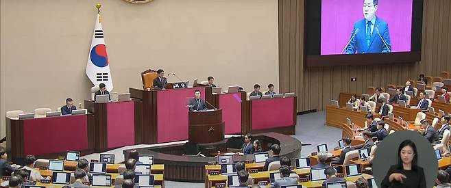박찬대 더불어민주당 원내대표가 지난 4일 국회 본회의에서 교섭단체 대표연설을 하고 있다. 오른쪽 아래는 박지연 수여통역사. [국회방송 캡처]
