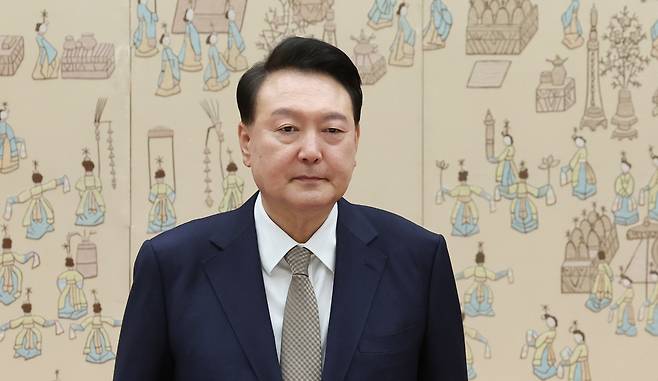 윤석열 대통령이 지난 12일 서울 용산 대통령실 청사에서 열린 국가인권위원장 임명장 및 국민경제자문회의·국가과학기술자문회의 부의장, 규제개혁위원장 위촉장 수여식에 참석하고 있다. [연합]