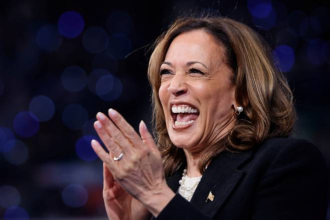 미국 민주당 대통령 후보인 카멀라 해리스 부통령이 12일(현지시간) 노스캐롤라이나 그린즈버러에서 밝은 표정으로 유세하고 있다. 해리스 부통령은 이틀 전 대선 후보 TV 토론 후 경쟁자인 도널드 트럼프 전 대통령과의 지지율 격차를 벌리고 있다. [연합]