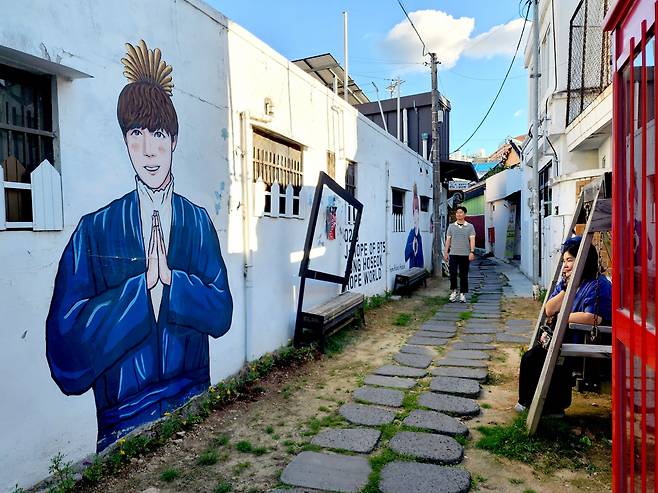 광주광역시 양림예술마을 골목에 그려진 방탄소년단(BTS) 멤버 제이홉 벽화. 제이홉은 10월17일 전역한다.