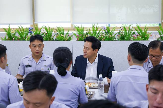 오세훈 시장이 육사에서 특강 후 생도들과 식사하며 소통하고 있다.[서울시 제공]