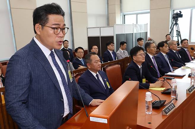 지난달 20일 오전 국회에서 열린 행정안전위원회의 ‘세관 연루 마약 밀반입 사건 수사 외압 의혹 청문회’에서 증인으로 출석한 백해룡 서울 강서경찰서 화곡지구대장(전 영등포서 형사과장)이 신문에 답하고 있다. [연합]