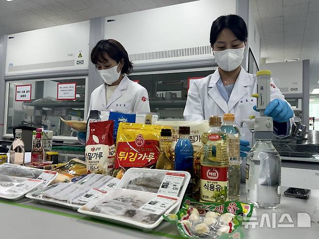 [광주=뉴시스] 광주시보건환경연구원 '추석 식품 안정성 검사'. (사진=광주시청 제공) 2024.09.13. photo@newsis.com *재판매 및 DB 금지