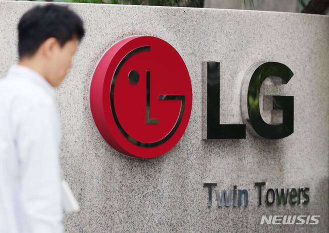 [서울=뉴시스] 김진아 기자 =  LG전자가 지난 7월5일 연결기준 매출 21조7009억원, 영업이익 1조1961억원의 2분기(4~6월) 잠정실적을 발표했다. 매출은 전년 같은 기간 19조9984억원보다 8.5% 많은 수준이며, 영업이익은 전년(7419억원) 대비 61.2% 증가했다. 매출과 영업이익 모두 역대 2분기 최대다. 사진은 지난 7월5일 서울 영등포구 여의도 LG트윈타워. 2024.07.05. bluesoda@newsis.com