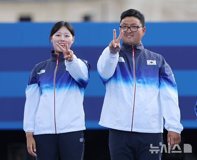 [파리=뉴시스] 김진아 기자 = 김우진-임시현이 지난달 2일(현지시각) 프랑스 파리 레쟁발리드에서 열린 2024 파리 올림픽 양궁 혼성 단체 시상식에서 올림픽 2연패를 의미하는 세리머니를 하고 있다. 2024.08.03. bluesoda@newsis.com