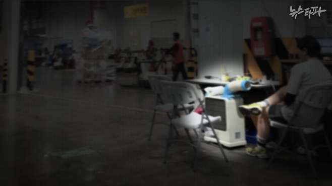 지난 8월 21일 촬영한 쿠팡 제주 서브허브 내부 모습. 쿠팡로지스틱스서비스(CLS)에서 "물류센터 내 완비됐다"는 이동식 에어컨은 관리자 책상 앞에만 있었다. 취재진이 옮겨다닌 3개 작업장에서는 한 번도 보지 못 했다.