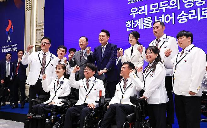 윤석열 대통령과 김건희 여사가 13일 청와대 영빈관에서 열린 '2024 파리 패럴림픽 선수단 격려 오찬'을 마친 뒤 선수단 및 참석자들과 기념 촬영을 하고 있다. 연합뉴스.