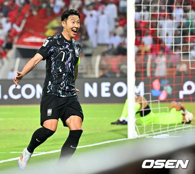 [OSEN=무스카트(오만) 민경훈 기자] 홍명보 감독이 이끄는 대한민국 축구 국가대표팀은&nbsp;10일 오후 11시(이하 한국시간) 오만 무스카트의 술탄 카부스 종합운동장에서 오만과&nbsp;2026 국제축구연맹(FIFA) 북중미 월드컵 아시아 지역 3차 예선 B조 2차전 맞대결에서 3-1 승리를 거뒀다.이로써 홍명보호는 지난 팔레스타인전 충격을 딛고 첫 승을 신고하는 데 성공했다.후반 대한민국 손흥민이 팀의 두 번째 골을 성공시키고 환호하고 있다. 2024.09.10 / rumi@osen.co.kr