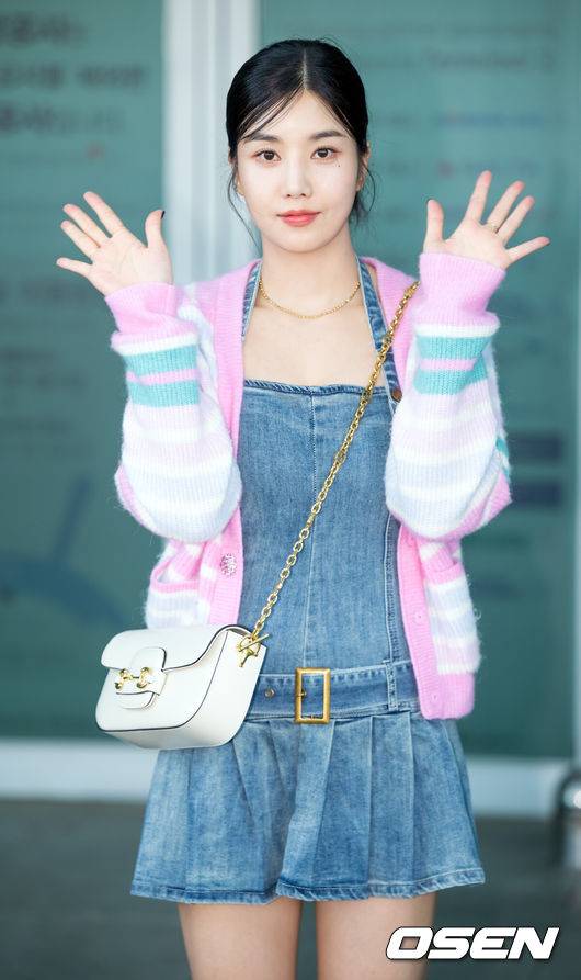 [OSEN=인천공항, 민경훈 기자] 가수 권은비가 9일 오후 인천 중구 운서동 인천국제공항을 통해 캐나다 2023 K-pop 커버댄스 페스티벌 참석차 캐나다로 출국했다.가수 권은비가 공항 출국장으로 향하고 있다.&nbsp;2023.06.09 /rumi@osen.co.kr