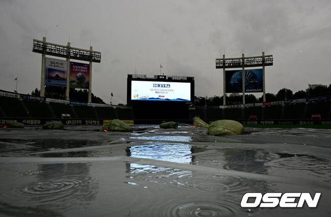 [OSEN=잠실, 지형준 기자] 13일 오후 6시 30분 서울 잠실구장에서 열릴 예정이었던 2024 신한 SOL뱅크 KBO리그 시즌 15번째 맞대결이 우천 취소됐다.취소된 경기는 예비일로 편성된 24일 거행된다. 다만 경기 순연으로 인해 원정팀 NC는 24일 하루를 위해 상경해야 하며, 두산도 시즌 홈 최종전이 23일 SSG 랜더스전에서 24일 NC전으로 바뀌었다. 아울러 두산은 19일부터 24일까지 6연전이 편성됐다.&nbsp;우천 경기 취소를 알리는 전광판. 2024.09.13 /