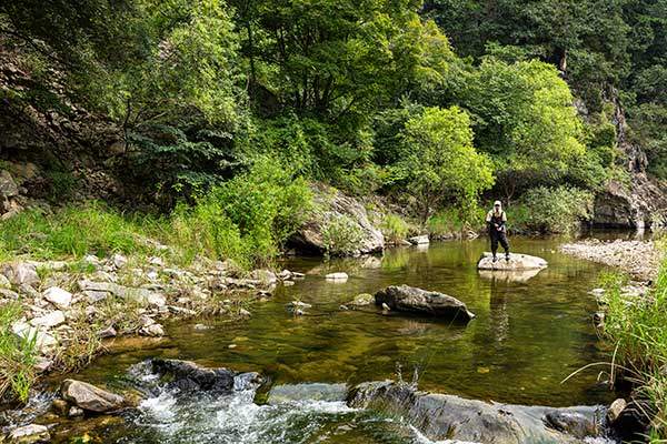 경기도 포천 수동천 열두개울 상류 쪽에서 루어 낚시를 하고 있는 오다길(박승주)씨. 수동천의 연천 쪽 하류는 낚시 금지 구역이다. 상류는 금지구역으로 묶여 있진 않다.