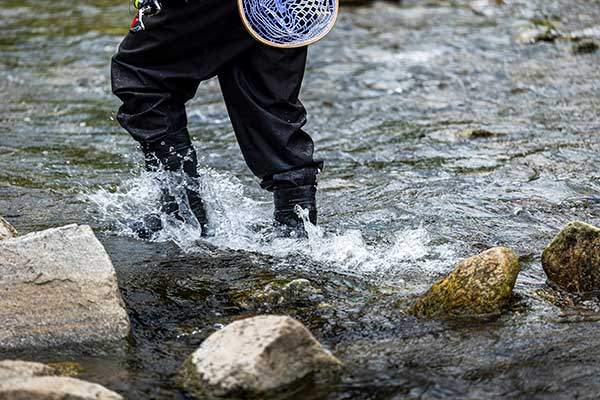 오다길씨가 입은 '어부바지' 가슴장화는 천이 두꺼웠다. 더운 날씨에 이 바지를 벗자 양말이 흠뻑 젖어 있었다. 땀에 젖은 건지 물이 새서 젖은 건지 구별하기 어려웠다.