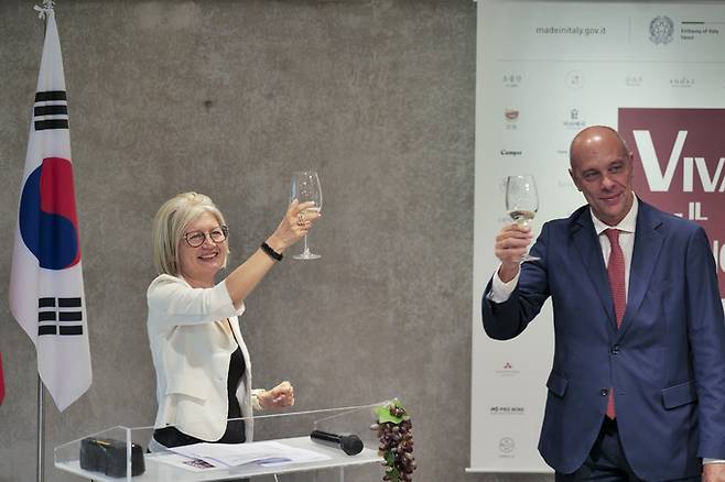 에밀리아 가토 주한 이탈리아 대사(왼쪽),&nbsp;페르디난도 구엘리 무역공사 관장. 이탈리아 대사관 제공.