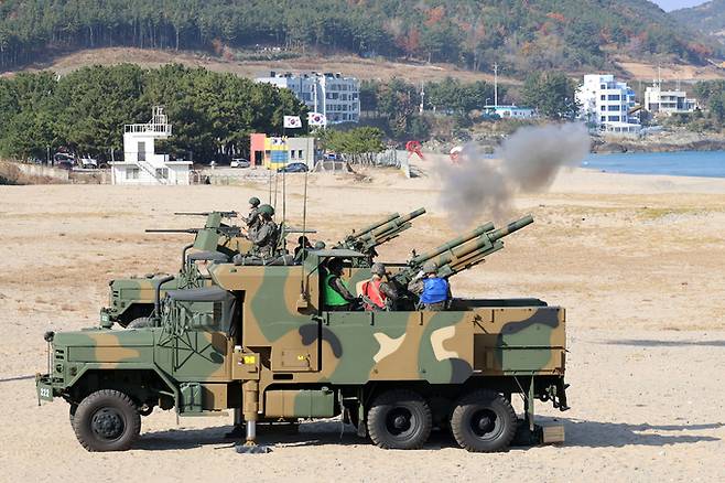 육군 K105A1 105㎜ 차륜형자주포가 해상 표적을 향해 사격을 하고 있다. 세계일보 자료사진