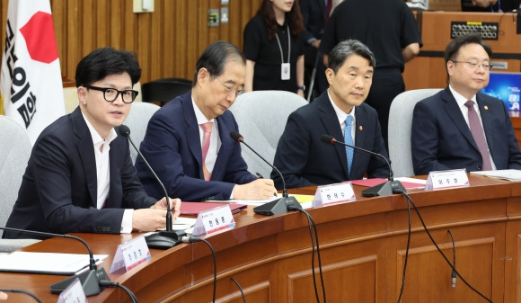 발언하는 한동훈 대표 - 국민의힘 한동훈 대표가 12일 오후 서울 여의도 국회에서 열린 지역·필수의료 체계 개선을 위한 당정협의회에서 발언하고 있다. 왼쪽부터 한동훈 대표. 한덕수 국무총리, 이주호 부총리 겸 교육부 장관, 조규홍 보건복지부 장관. 2024.9.12 연합뉴스