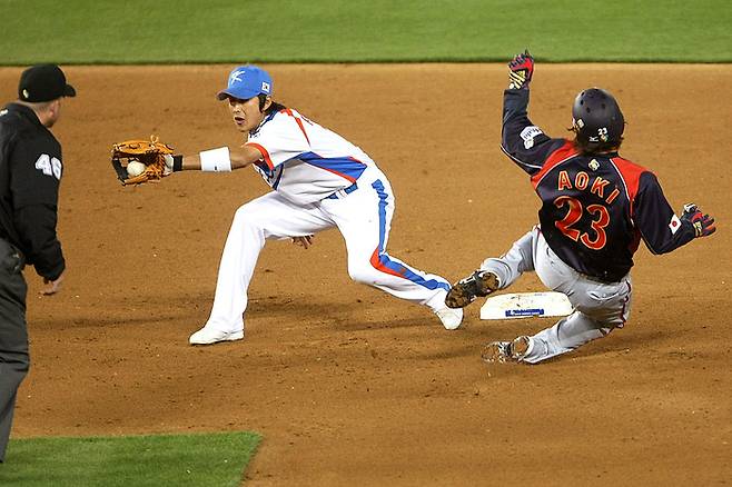 2009 WBC 한국전에서 2루 도루를 시도하던 아오키. Getty Images코리아