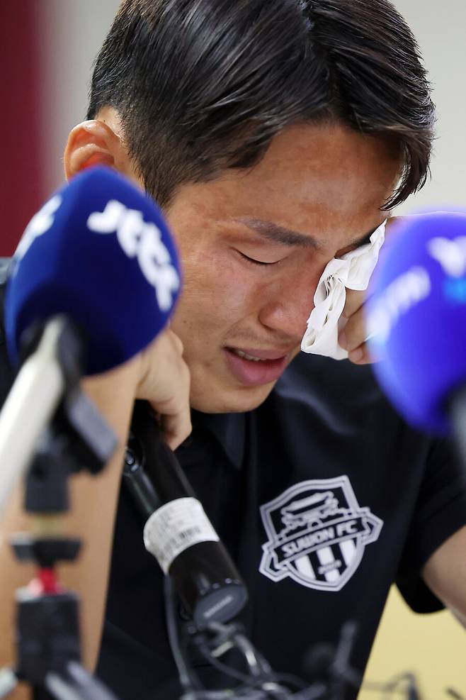 ▲&nbsp;손준호의 에이전트는 "현재 징계가 나온 건 없다. FIFA와 대한축구협회의 징계가 나오지 않은 상황에서 먼저 움직일 필요가 없다. FIFA가 중국 측의 손을 들어준다면 변호사를 선임해 추가 대응하겠다"라고 말했다.&nbsp;수원FC는 당장 이번 주말 전북 현대와 홈경기를 펼칠 예정이다. 손준호는 중국축구협회의 발표 당시만 해도 정상적으로 팀 훈련을 소화했다. 손준호 측은 "FIFA나 대한축구협회, 한국프로축구연맹이든 어떤 메시지도 전달된 게 없는 상황"이라고 했다. 지금은 출전에 제약이 없다는 입장이다. 하지만 수원FC는 손준호와 계약을 해지했다고 13일 발표했다. ⓒ연합뉴스