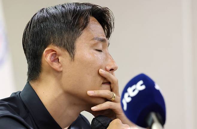 ▲&nbsp;손준호의 에이전트는 "현재 징계가 나온 건 없다. FIFA와 대한축구협회의 징계가 나오지 않은 상황에서 먼저 움직일 필요가 없다. FIFA가 중국 측의 손을 들어준다면 변호사를 선임해 추가 대응하겠다"라고 말했다.&nbsp;수원FC는 당장 이번 주말 전북 현대와 홈경기를 펼칠 예정이다. 손준호는 중국축구협회의 발표 당시만 해도 정상적으로 팀 훈련을 소화했다. 손준호 측은 "FIFA나 대한축구협회, 한국프로축구연맹이든 어떤 메시지도 전달된 게 없는 상황"이라고 했다. 지금은 출전에 제약이 없다는 입장이다. 하지만 수원FC는 손준호와 계약을 해지했다고 13일 발표했다. ⓒ연합뉴스