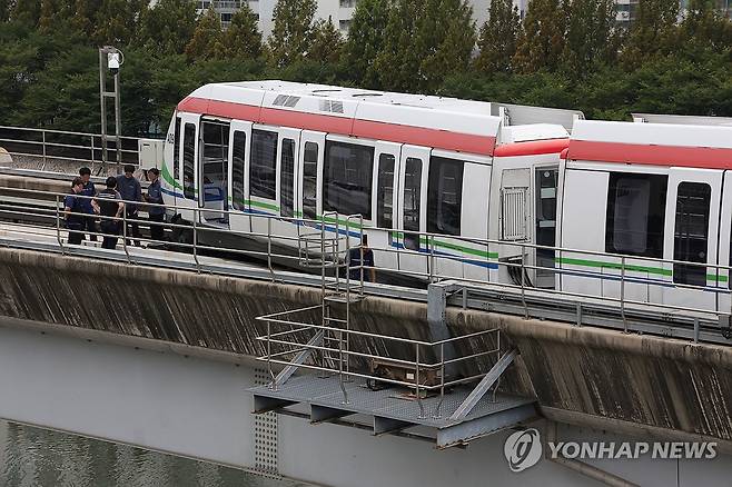 의정부 경전철 운행 중단 (의정부=연합뉴스) 임병식 기자 = 지난 6일 오전 경기도 의정부시 경전철 발곡역에서 의정부경전철 관계자들이 고장난 열차를 수리하고 있다. 2024.9.6 andphotodo@yna.co.kr