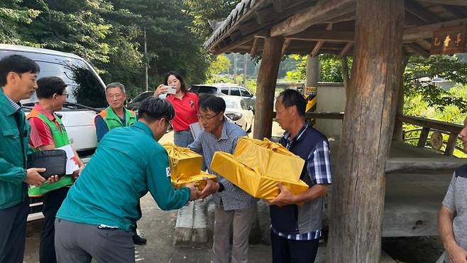 이재민에게 위문품 전달하는 충남도 관계자 [충남도 제공. 재판매 및 DB 금지]