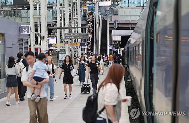 서울역 귀성길 (서울=연합뉴스) 류영석 기자 = 추석 연휴를 앞둔 13일 오전 서울역에서 귀성길에 오른 시민들이 열차에 탑승하기 위해 걸어가고 있다. 2024.9.13 ondol@yna.co.kr