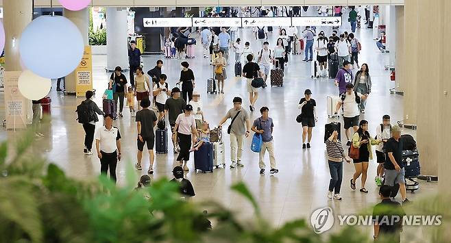 추석 연휴 전날 붐비는 제주공항 (제주=연합뉴스) 변지철 기자 = 추석 연휴를 하루 앞둔 13일 오전 제주국제공항 도착층이 귀성객과 관광객들로 북적이고 있다. 2024.9.13 bjc@yna.co.kr