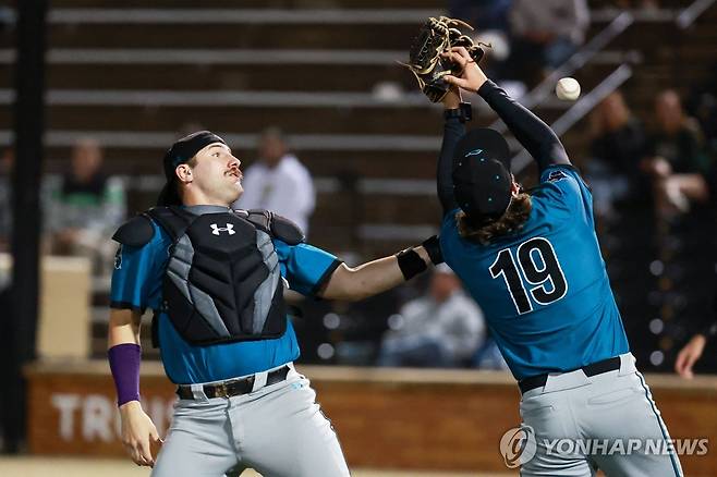 사인 노출로 미네소타에서 방출된 포수 데릭 벤더(왼쪽) [게티이미지/AFP=연합뉴스]