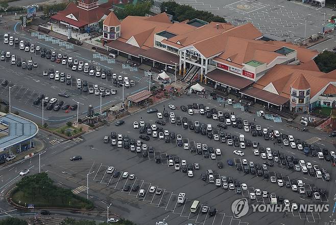 추석 연휴 앞둔 고속도로 휴게소 (평택=연합뉴스) 김성민 기자 = 추석 연휴를 하루 앞둔 27일 오후 경찰청 헬기에서 바라본 경기도 평택 행담도휴게소에 차들이 주차돼 있다. [항공촬영협조 = 경위 신승호, 경위 박지환] 2023.9.27 ksm7976@yna.co.kr