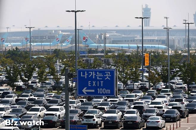 추석연휴를 이틀 앞둔 지난 12일 인천국제공항 주차장이 해외여행객들의 차량으로 가득찬 모습을 보이고 있다./사진=이명근 기자 qwe123@