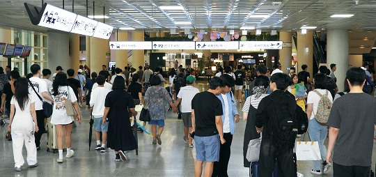 추석 연휴를 앞둔 13일 오전 제주국제공항 1층 도착장이 귀성·관광객들로 북적이고 있다. 사진=뉴스1