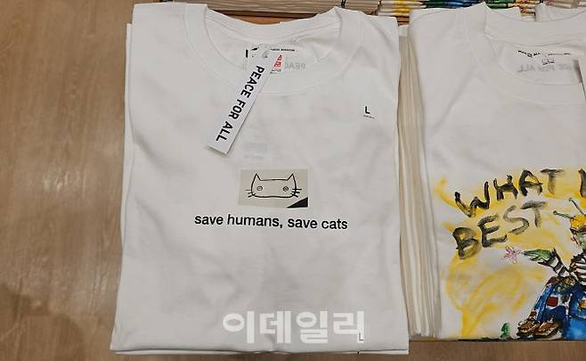 유니클로 롯데월드몰점 ‘피스포올 존’. 일본 작가 무라카미 하루키가 디자인한 고양이 티셔츠가 판매되고 있다. (사진=김성수 기자)
