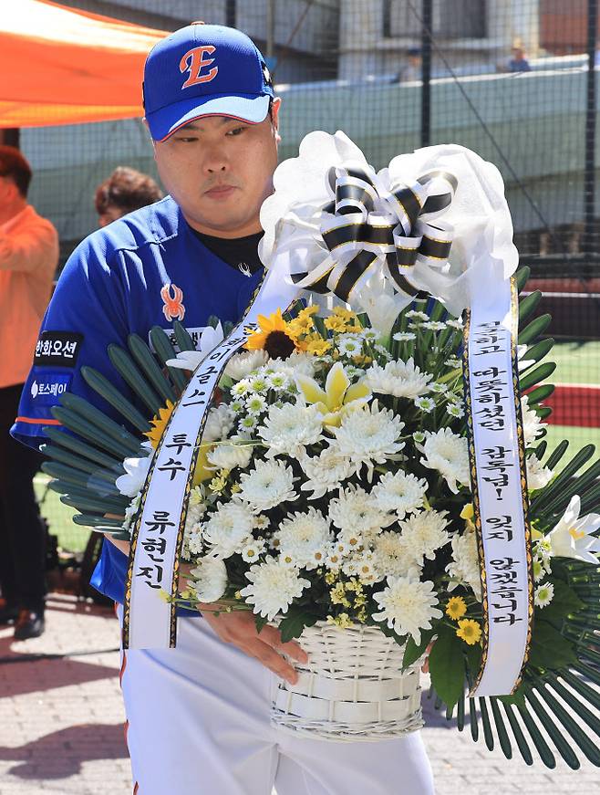 한화이글스 류현진 투수가 14일 오후 부산 동래구 사직야구장 앞에서 열린 고 최동원 감독의 13주기 추모 행사장을 찾아 헌화하고 있다. 사진=연합뉴스