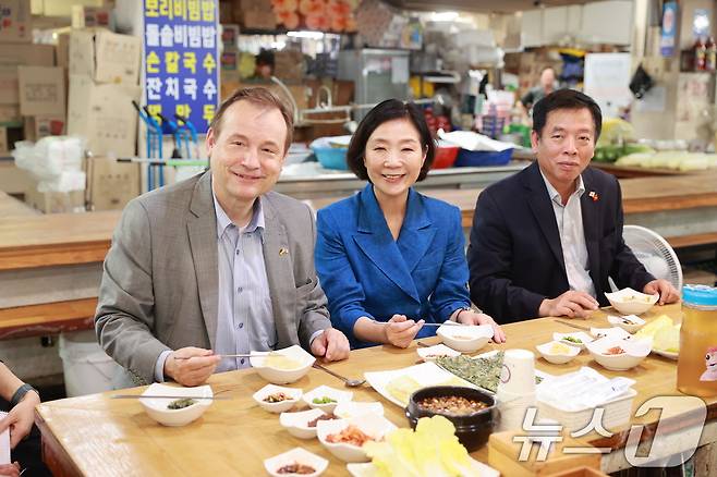 오영주 중소벤처기업부 장관이 13일 서울 동대문구 경동시장을 방문해 게오르크 빌프리드 슈미트 주한 독일 대사, 부 호(Vu Ho) 주한 베트남 대사와 식사하며 기념 촬영을 하고 있다. (중소벤처기업부 제공) 2024.9.13/뉴스1