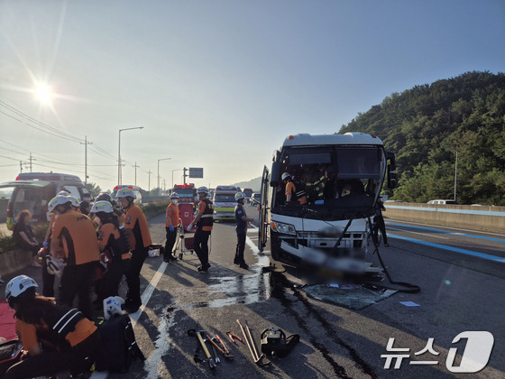 14일 오전 남해2지선 고속도로 창원방향 서부산톨게이트 부근에서 고속버스가  가드레일을 들이받는 사고가 나 소방대원들이 부상자를 옮기고 있다. (부산경찰청 제공)/뉴스1