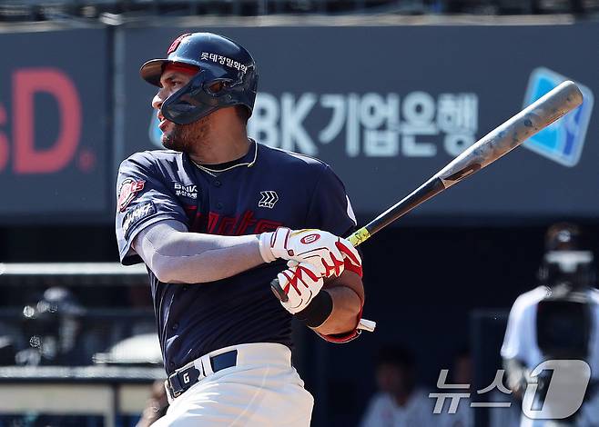 1일 오후 서울 송파구 잠실야구장에서 열린 프로야구 '2024 신한 SOL뱅크 KBO리그' 두산 베어스와 롯데 자이언츠의 경기에서 롯데의 5회초 2사 3루 상황때 레이예스가 1타점 적시타를 치고 있다. 2024.9.1/뉴스1 ⓒ News1 구윤성 기자