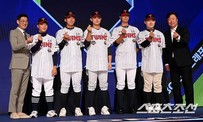 11일 롯데호텔 월드 서울에서 열린 2025 KBO 드래프트, 드래프트에서 LG 트윈스에 지명된 2025 신인 선수들이 차명석 단장과 서용빈 퓨쳐스 감독과 함께 포즈를 취하고 있다. 잠실=허상욱 기자 wook@sportschosun.com/2024.09.11/