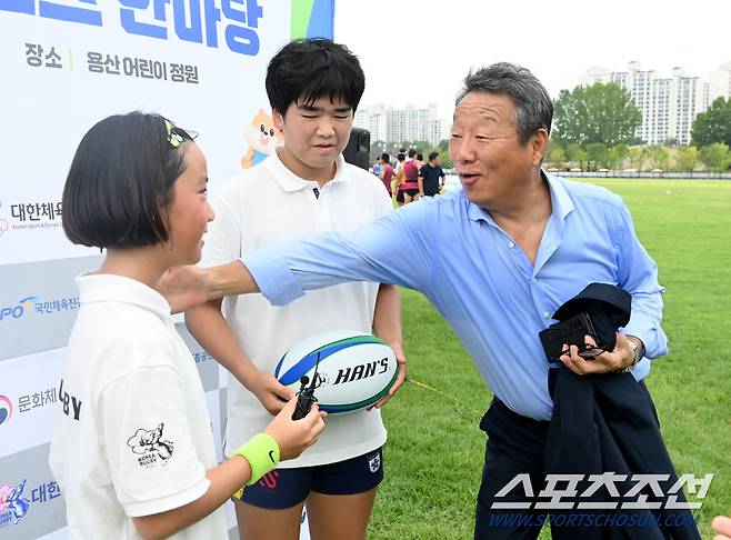 24일 용산어린이공원에서 2024 청소년스포츠한마당 태그럭비 대회가 열렸다.  최윤 대한럭비협회장이 트라이에 성공한 럭비소녀 유주하양을 격려하는 모습. 용산=허상욱 기자 wook@sportschosun.com