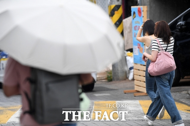 추석 연휴 첫날이자 토요일인 14일 전국은 가끔 구름이 많겠으나 수도권과 강원도는 흐리겠다. 중부지방과 경북권에는 비가 내리겠다. /남윤호 기자