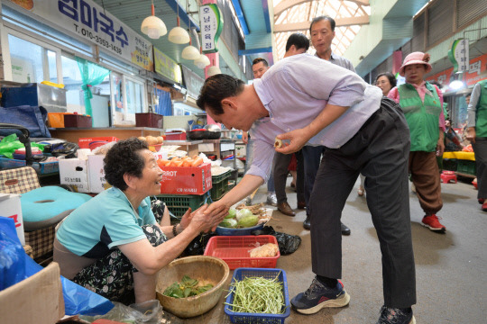 백성현 논산시장이 다가오는 추석 명절을 맞아 관내 전통시장 3개소를 방문해 상인과 시민을 만나며 적극 소통에 나섰다. 논산시 제공