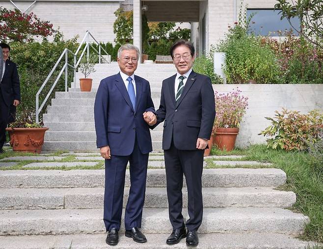 이재명 더불어민주당 대표와 문재인 전 대통령이 지난 8일 경남 양산시 하북면 평산마을 문 전 대통령 사저에서 기념촬영을 하고 있다. ⓒ 더불어민주당 제공