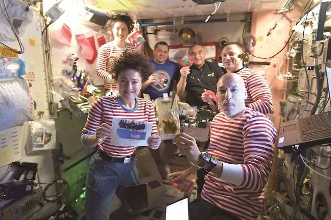 &nbsp;2018 NASA 헌치 요리대회에서 우승한 닭고기 음식을 먹는 우주인들. NASA 제공