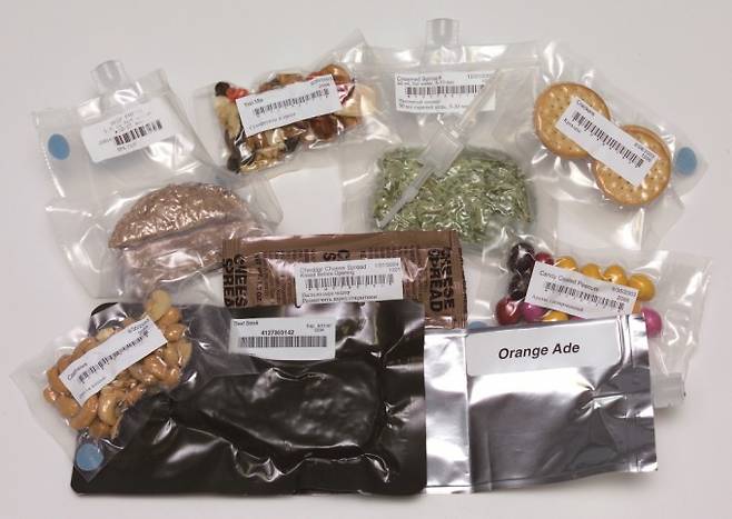 동결 건조한 뒤 포장된 우주 음식. 퍼블릭 도메인 제공