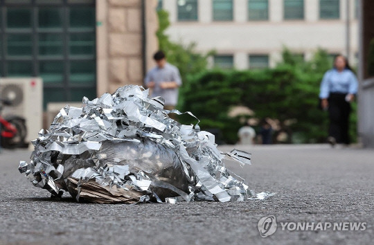 대남 쓰레기 풍선 내용물   [연합뉴스 자료사진]