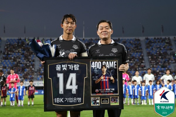 윤빛가람(왼쪽), 이재준 구단주(이상 수원FC). 한국프로축구연맹 제공