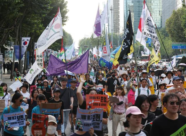 7일 오후 서울 강남구 테헤란로에서 기후위기 대응 촉구 대규모 집회 참가자들이 삼성역 방향으로 행진하고 있다. 연합뉴스