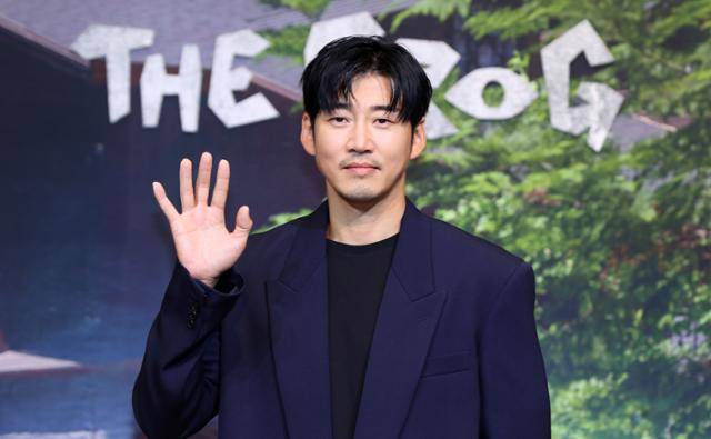 윤계상은 최근 진행된 넷플릭스 시리즈 '아무도 없는 숲속에서' 관련 인터뷰를 통해 작품의 스토리에 대한 생각을 밝힌 바 있다. 그가 이 작품에서 연기한 주인공 상준은 불현듯 찾아온 위기 속에서 무너지고, 아픔에서 벗어나지 못하는 인물이다. 뉴시스