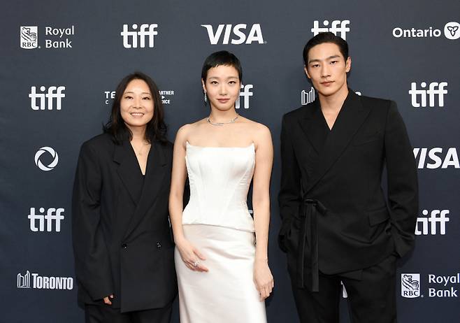 <yonhap photo-2968=""> TORONTO, ONTARIO - SEPTEMBER 13: (L-R) E.oni, Kim Go-eun and Steve Sanghyun Noh attend the premiere of "Love in the Big City" during the 2024 Toronto International Film Festival at Royal Alexandra Theatre on September 13, 2024 in Toronto, Ontario. Harold Feng/Getty Images/AFP (Photo by Harold Feng / GETTY IMAGES NORTH AMERICA / Getty Images via AFP)/2024-09-14 07:49:32/ <저작권자 ⓒ 1980-2024 ㈜연합뉴스. 무단 전재 재배포 금지, AI 학습 및 활용 금지></yonhap>