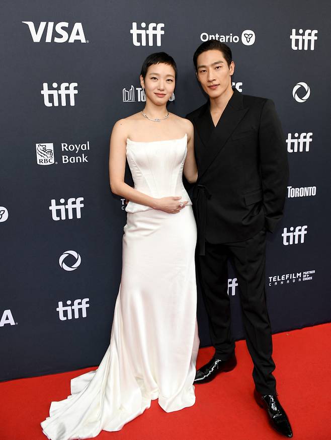 <yonhap photo-2969=""> TORONTO, ONTARIO - SEPTEMBER 13: (L-R) Kim Go-eun and Steve Sanghyun Noh attend the premiere of "Love in the Big City" during the 2024 Toronto International Film Festival at Royal Alexandra Theatre on September 13, 2024 in Toronto, Ontario. Harold Feng/Getty Images/AFP (Photo by Harold Feng / GETTY IMAGES NORTH AMERICA / Getty Images via AFP)/2024-09-14 07:49:32/ <저작권자 ⓒ 1980-2024 ㈜연합뉴스. 무단 전재 재배포 금지, AI 학습 및 활용 금지></yonhap>