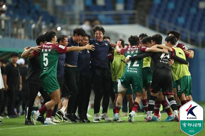 황선홍 감독과 대전하나시티즌 선수들이 지난 1일 광주FC전 승리 직후 기뻐하고 있다. 사진=프로축구연맹