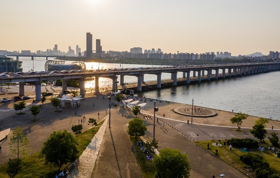 반포의 입지 장점을 극대화하는 반포대교. 서울연구데이터서비스